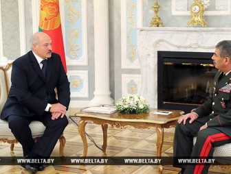 Лукашенко обсудил с министром обороны Азербайджана перспективы развития военно-технического сотрудничества