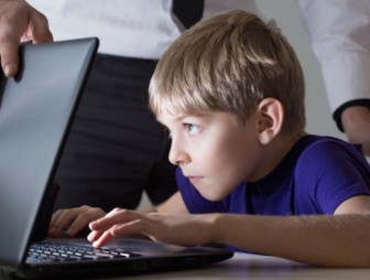 МВД рекомендует родителям следить за поведением детей в интернете