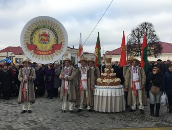 Торжественным шествием прошли главные герои «Дажынак-2017» – передовики жатвы