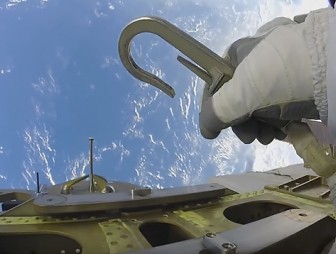 Чтобы насладиться красотой Земли: астронавт снял видео во время выхода в открытый космос