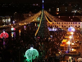 Сотни Дедов Морозов, «волшебные» хаски и тысячи огней. В Гродно прошел новогодний парад!