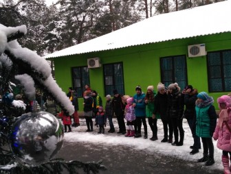 Праздник в сказочном поместье: сто ребят собрались на акцию 'Наши дети' на берегу озера Юбилейного