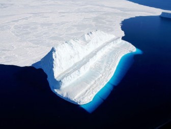 ФОТОФАКТ: NASA показало кусочек самого голубого льда на Земле