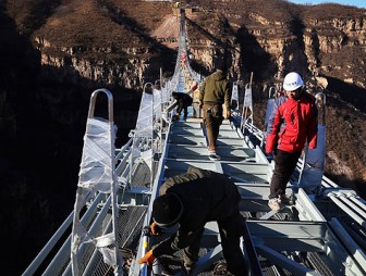 Самый длинный стеклянный мост в мире готов к открытию в Китае