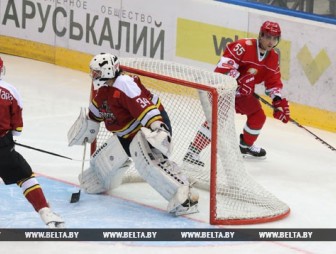 После второго периода матча белорусские хоккеисты выигрывают у команды Китая со счетом 9:3
