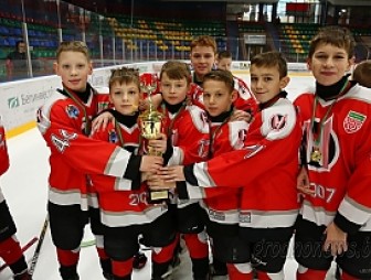 Юные хоккеисты из Беларуси и России разыграли Кубок председателя Гродненского облисполкома