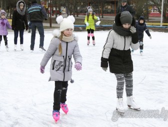 Встретили зиму на коньках. В области залито более 320 школьных катков