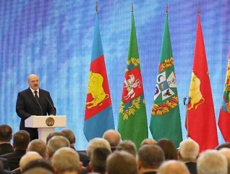 Александр Лукашенко: в Беларуси бережно хранят красивую традицию отмечать праздник урожая