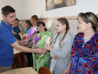 Активисты молодёжного совета Мостовского районного объединения профсоюзов провели поздравительную акцию для женщин