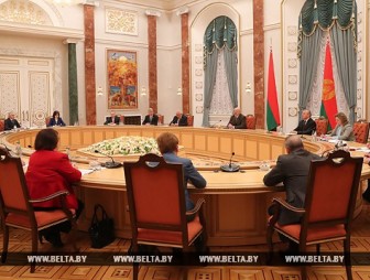 Лукашенко подтверждает возможность обсуждения в будущем внесения изменений в Конституцию Беларуси