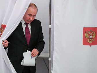 Путин, по данным exit poll, одерживает победу в первом туре на президентских выборах в России