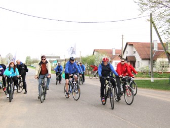 Участников велопробега Гродно--Беловежская пуща встречали на Мостовщине