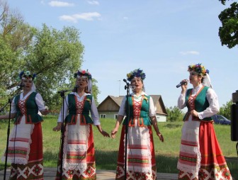 Праздничный концерт в левобережье города Мосты