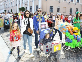 Парад детских колясок в центре Гродно: юные спасатели, кукольный домик и большой праздник семьи