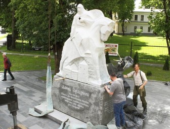 В областном центре установили на постамент памятник князю Давыду Городенскому