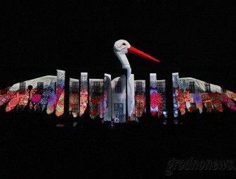 «Добро пожаловать» на 35 языках и орнамент на стенах Нового замка: ночной 3D-mapping на фестивале