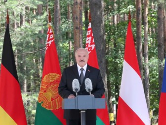 Александр Лукашенко с президентами Германии и Австрии посетил мемориальный комплекс «Тростенец»