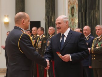Александр Лукашенко вручил генеральские погоны высшему офицерскому составу