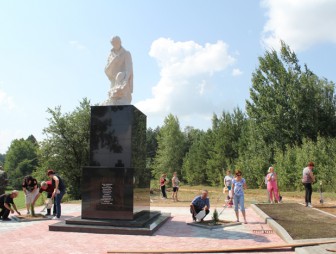 Мостовское руководство благоустраивало территорию у памятника в Княжеводцах