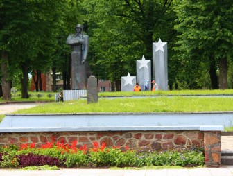 Александр Лукашенко поручил благоустроить военные кладбища и места массового захоронения