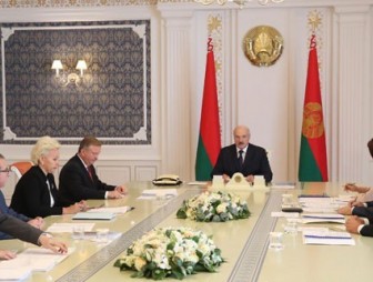На госслужбу надо привлекать самых лучших и опытных управленцев – Александр Лукашенко