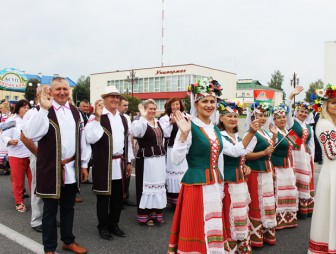 Красочное шествие трудовых коллективов открыло праздник города Мосты