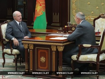 От ситуации в экономике до футбола - Лукашенко принял с докладом Румаса