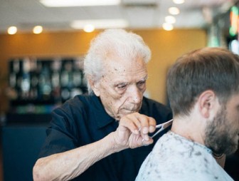 Старейший в мире парикмахер стрижет клиентов в 107 лет