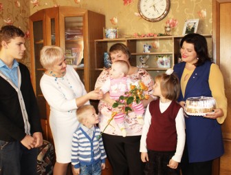 Профсоюзы Мостовщины поздравили женщин-матерей