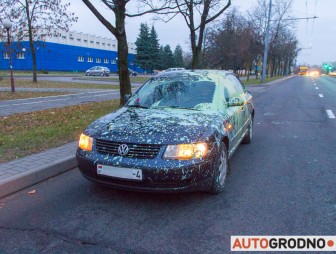 100 литров краски вылилось на VW Passat и на проезжую часть по улице Болдина В Гродно