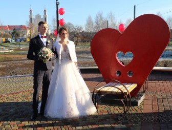В новом сквере для влюбленных в Ивье в день «Дажынак-2018» встретили первую свадьбу