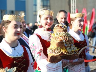 Гимн «Дажынак», трехметровый «Багач» и шествие передовиков. В Ивье продолжается праздник хлеборобов