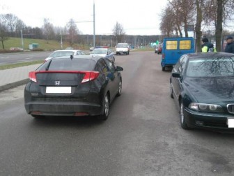 В Гродно водитель на парковке не сумел объехать пешехода