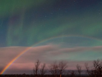 Лунную радугу и северное сияние засняли в Швеции одновременно