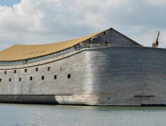 Голландец построил копию Ноева ковчега и собирается на нем в Израиль