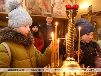 Православные верующие празднуют Введение во храм Пресвятой Богородицы