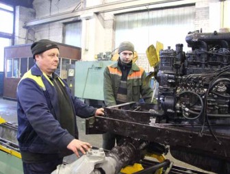 На Мостовском ремонтном заводе отремонтируют любой трактор МТЗ: и новый, и раритетный