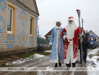 Библиобус с Дедом Морозом посещает отдаленные деревни Гродненского района