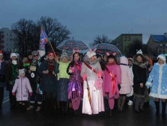 Красочным шествием новогодних сказочных персонажей начался праздник в Мостах