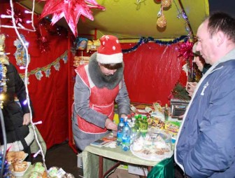 Новогодние сладости и игрушки пользовались популярностью на празднике в Мостах