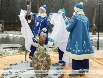 Памятный знак Новому году открыли в поместье Деда Мороза в Беловежской пуще