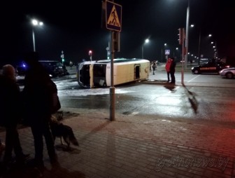 Маршрутка в Гродно опрокинулась после аварии на перекрестке
