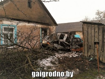 В деревне около Зельвы автомобиль вылетел с дороги и врезался в дом