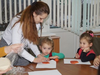 В Гродненском районе в рамках акции «Наши дети» мастера учили лепить новогодние игрушки из теста