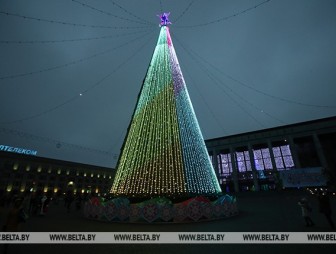 Новогодняя елка на Октябрьской площади Минска зажгла огни