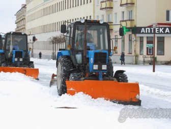 Синоптики обещают больше снега, а коммунальщики убирают улицы в сопровождении ГАИ