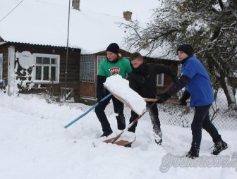 Активисты БРСМ расчищают дворы пожилых людей от снега