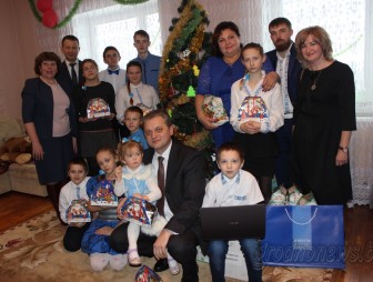 Воспитанников домов семейного типа в Слониме поздравил заместитель министра информации Игорь Бузовский