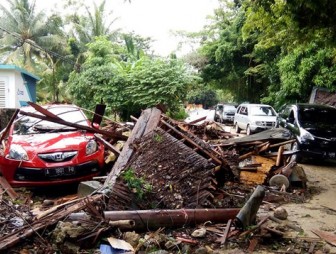 Количество погибших в результате цунами в Индонезии выросло до 373 человек