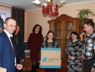 Председатель Мостовского райисполкома вручил подарки детям в домах семейного типа